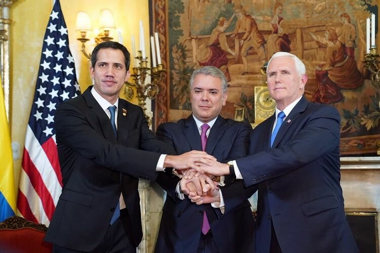 Тимчасовий президент Венесуели Х. Гуайдо, президент Колумбії І. Дуке і віце-президент США М. Пенс, 25 лютого ц. р., м. Богота