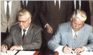 L.Kravchuk (left), President of Ukraine in 1991-1994 and B.Yeltsin (1931-2007), President of the Russian Federation in 1991-1999. Sighning of the Agreement on a phased settlement of the problems of the BSF