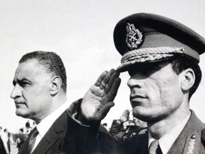 Полковник Муаммар Каддафи, возглавлявший военный переворот в Ливии, с лидером Египта Насером