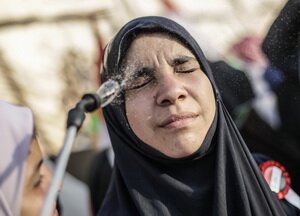 Участников митинга сторонников Мурси опрыскивают водой во избежание солнечных ударов