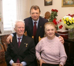 С легендарным разведчиком Евгением Березняком — «майором Вихрем» и его супругой