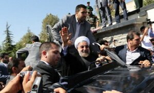 Іранські консерватори закидали кортеж президента країни Хасана Роухані черевиками і яйцями після того, як іранський лідер повернувся з США до Тегерана