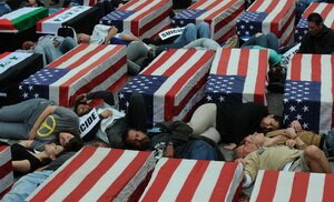 Антивоенные демонстранты имитируют смерть на акции протеста в день 6-летия начала войны в Ираке