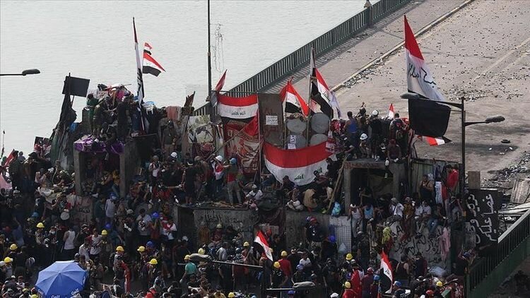 Іракські протестувальники на заблокованому мосту через Тигр в Багдаді