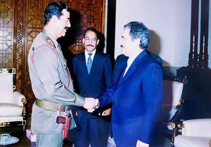 Лідер ОМІН Масуд Раджаві (праворуч) на зустрічі із Саддамом Хусейном, Ірак, 1986 рік