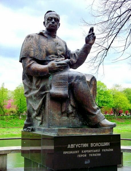 Пам'ятник Августину Волошину в Ужгороді