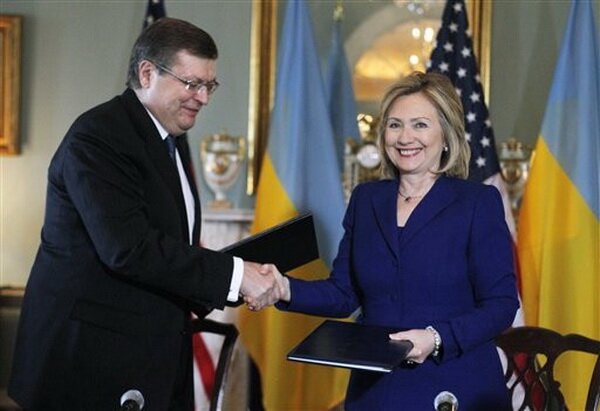 Міністр закордонних справ України К. Грищенко та держсекретар США Г. Клінтон, 15 лютого 2011 р.